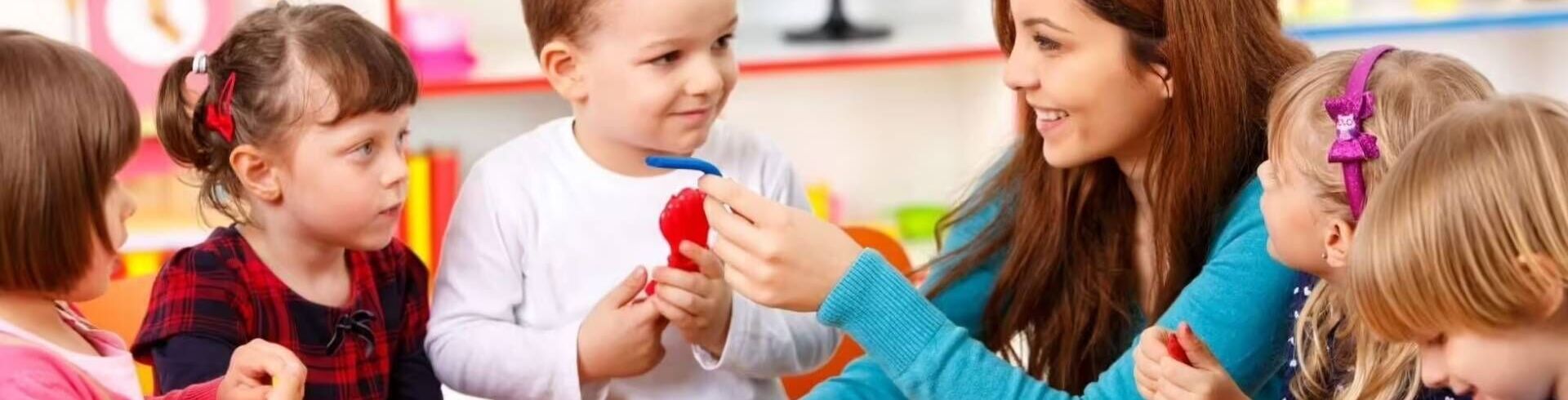 Découvrez le métier d'auxiliaire de crèche et son évolution